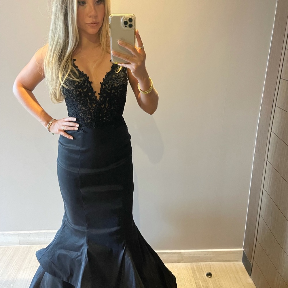 Black mermaid gown. Brand Camille